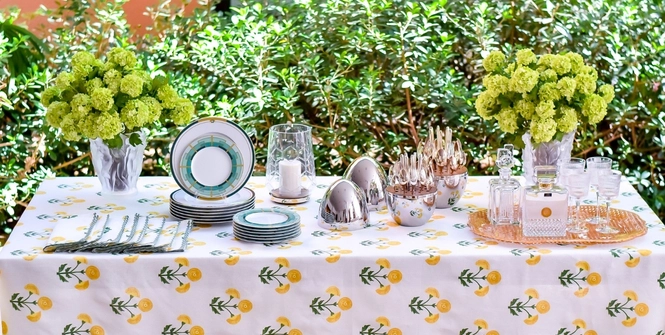 Coleção de Christian Tortu feita em cerâmica ecológica (ecogres reciclado), inspirada nas delicadas flores dos jardins marroquinos. O vidrado reativo pontilhado evoca as cores vibrantes dos mercados e a essência dos Jardins Majorelle. Banner Coleção de Christian Tortu feita em cerâmica ecológica (ecogres reciclado), inspirada nas delicadas flores dos jardins marroquinos. O vidrado reativo pontilhado evoca as cores vibrantes dos mercados e a essência dos Jardins Majorelle.