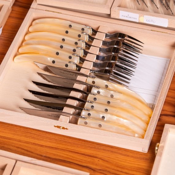 Conjunto com 6 Facas e 6 Garfos Claude Dozorme Laguiole Madrepérola